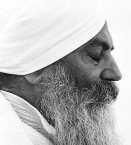 Yogi bhajan occhi chiusi